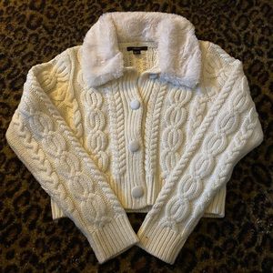 Cute knitted offwhite/creme sweater with fur collar